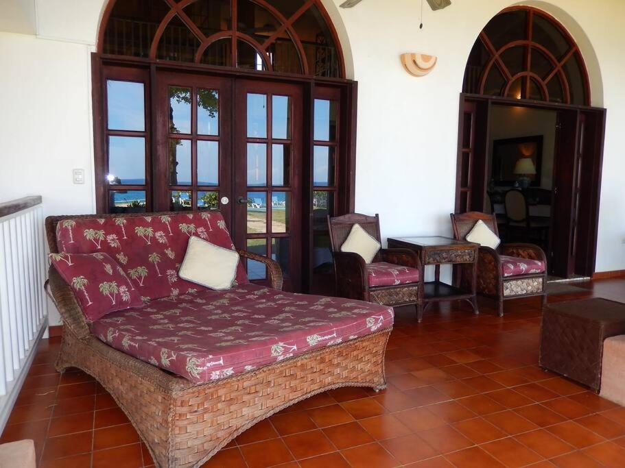 Beachfront villa with pool in Sosúa