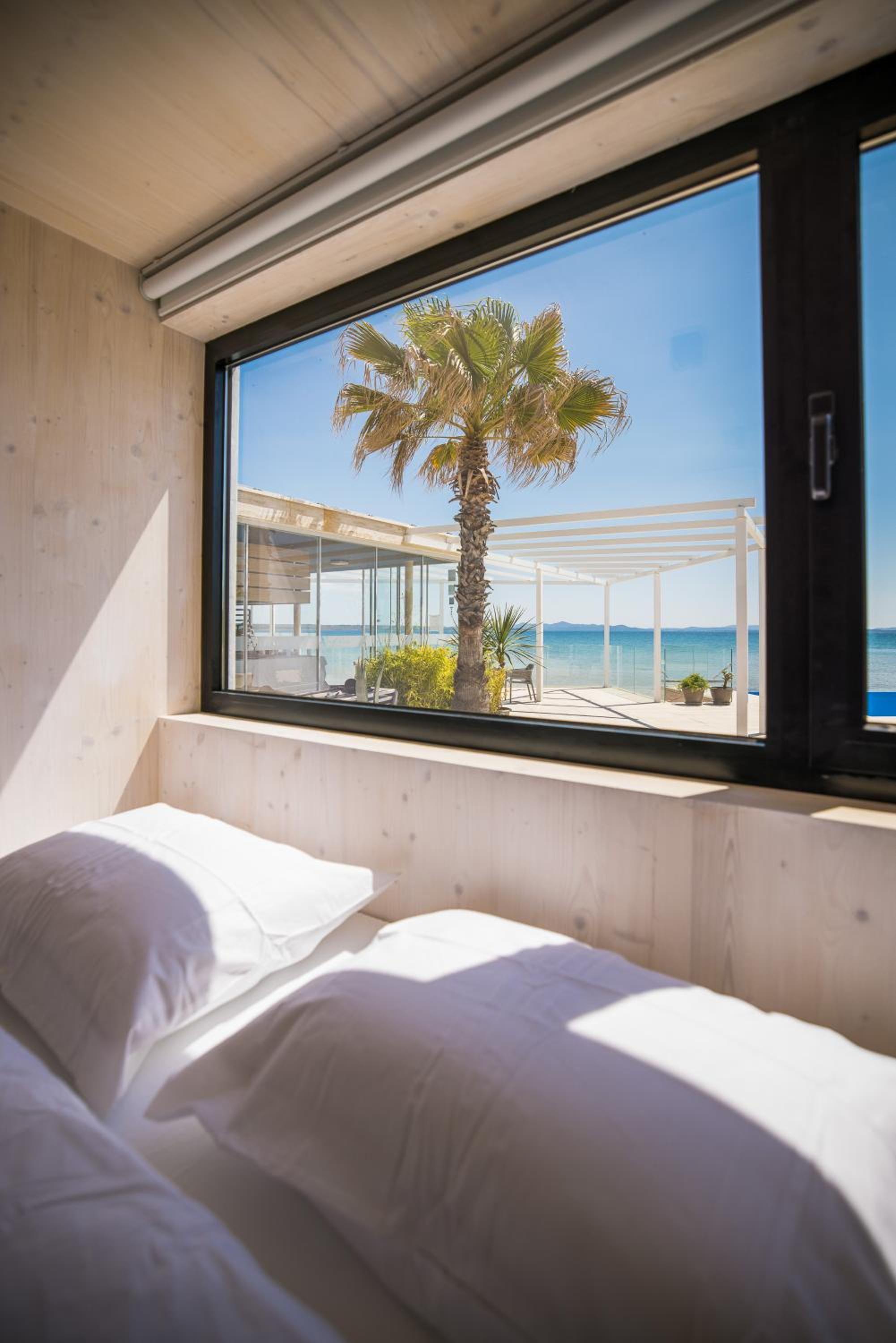 Arcadia Eco-Luxe Mobile Homes with infiniry pool by OIKO Collection view 5
