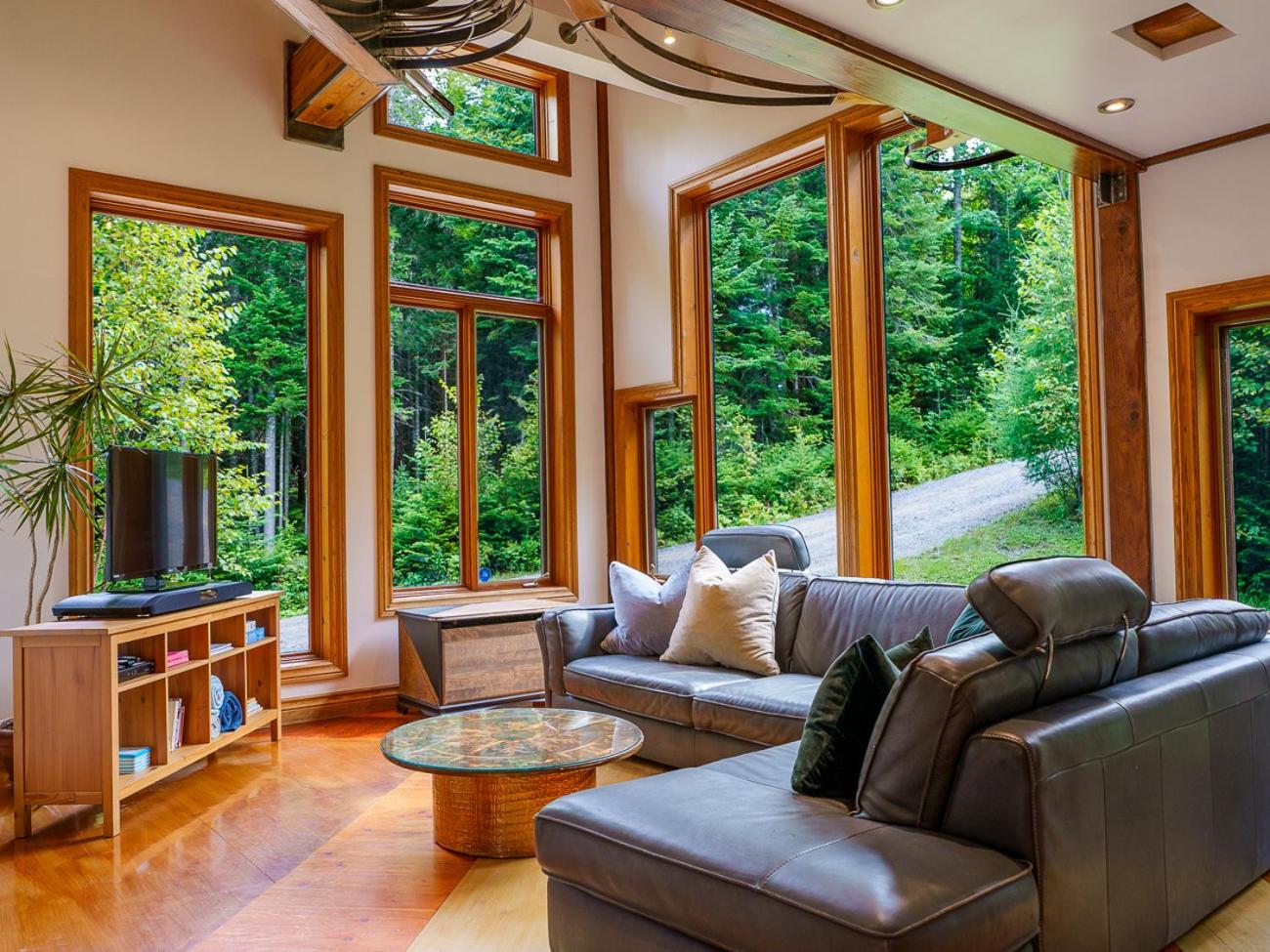 Le Sculptural Nature Escape, hot tub, Billiards