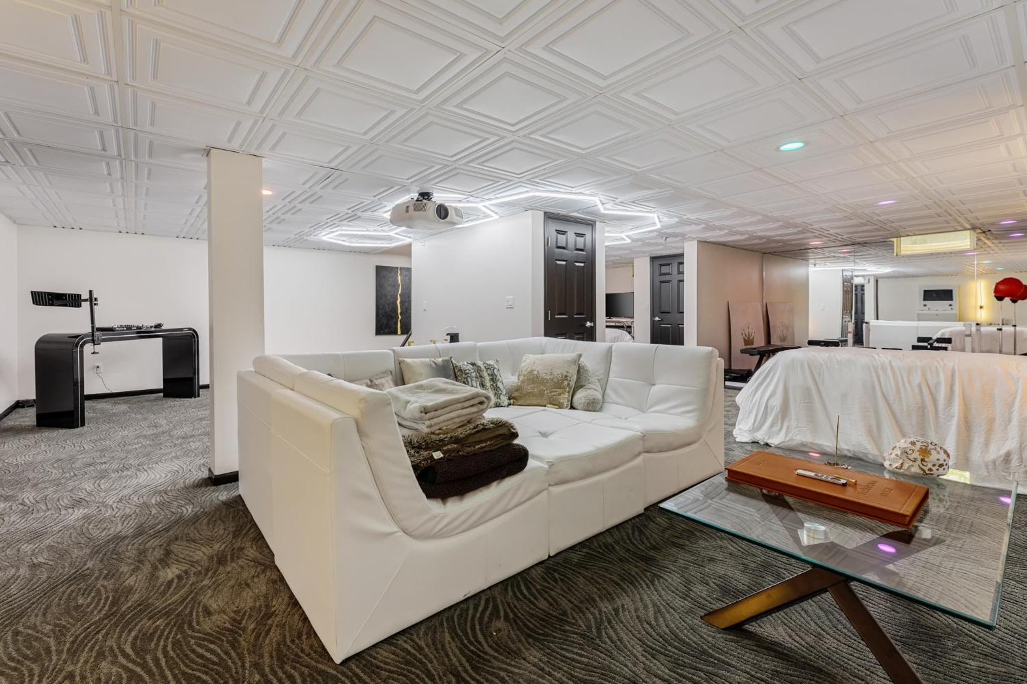 Peaceful Luxury Unique 3 BDR Home with Cinema Gym and more
