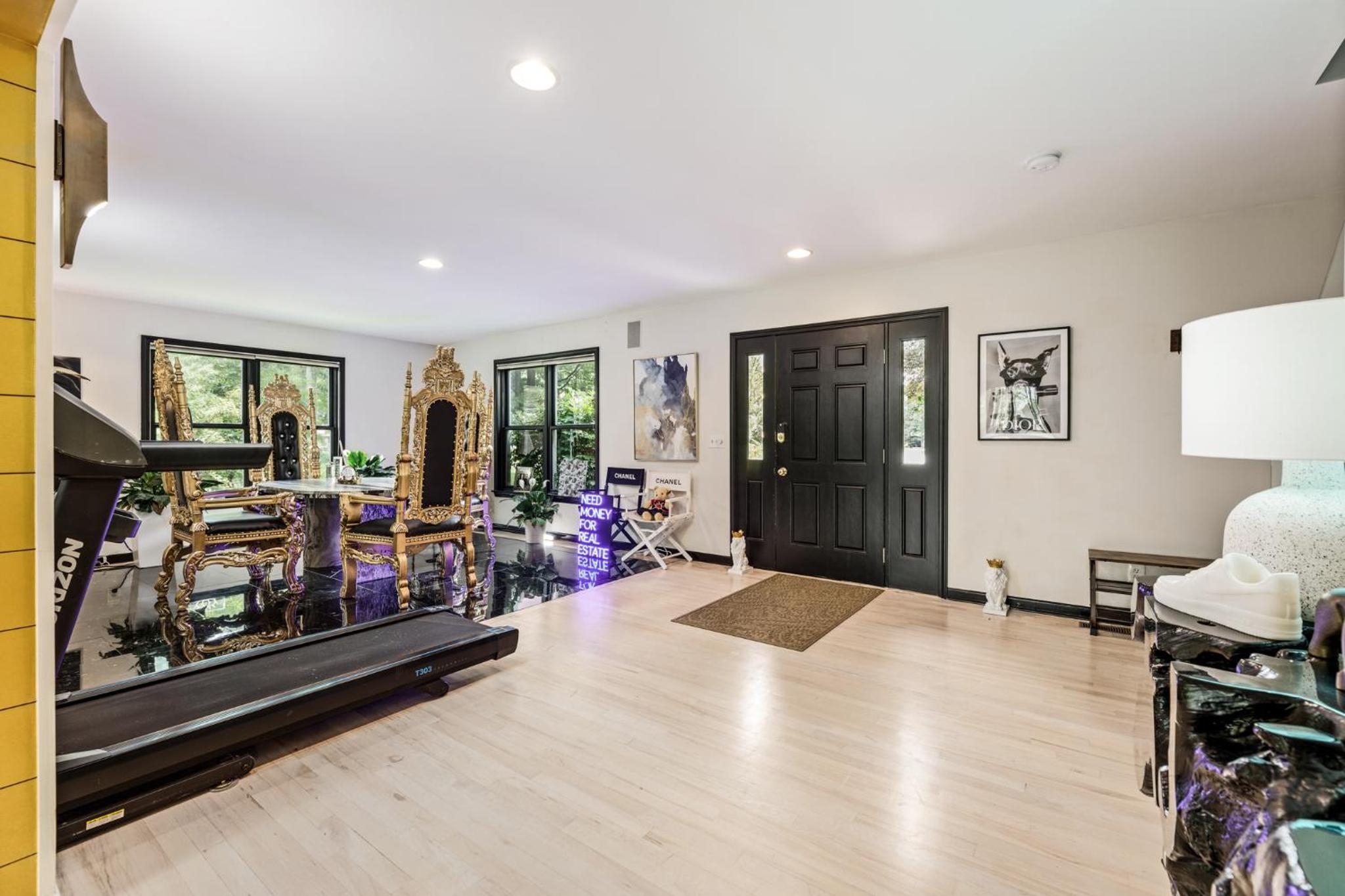 Peaceful Luxury Unique 3 BDR Home with Cinema Gym and more
