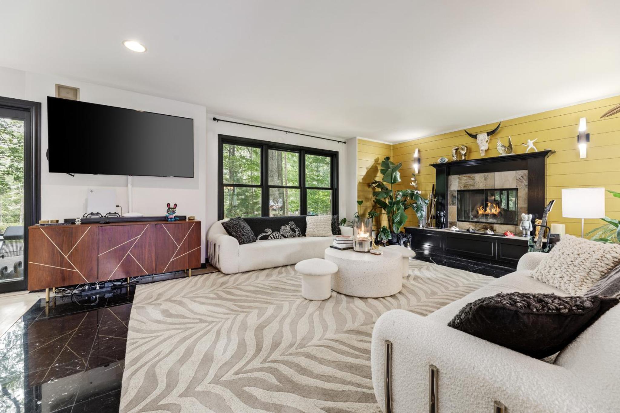 Peaceful Luxury Unique 3 BDR Home with Cinema Gym and more
