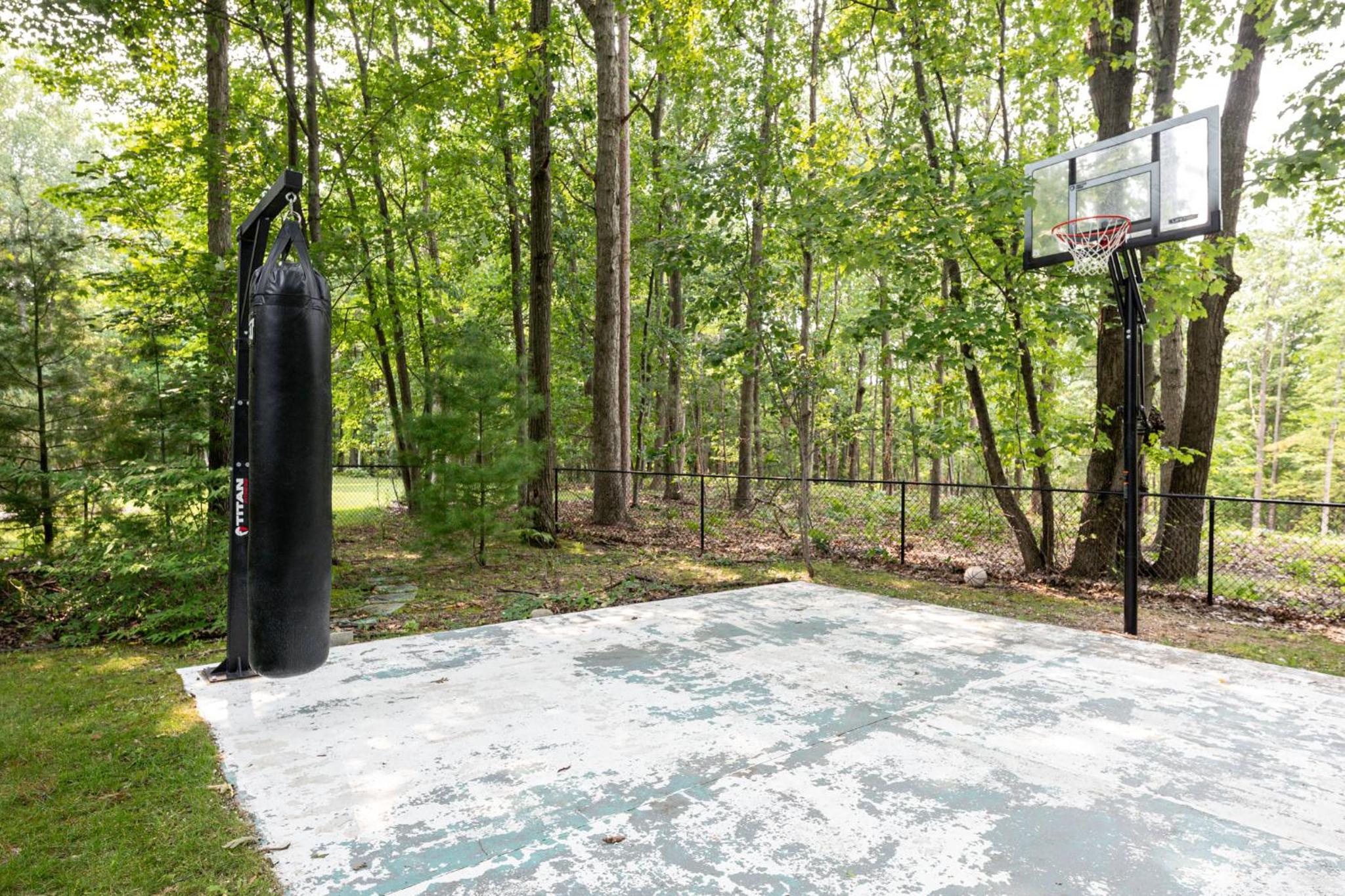Peaceful Luxury Unique 3 BDR Home with Cinema Gym and more