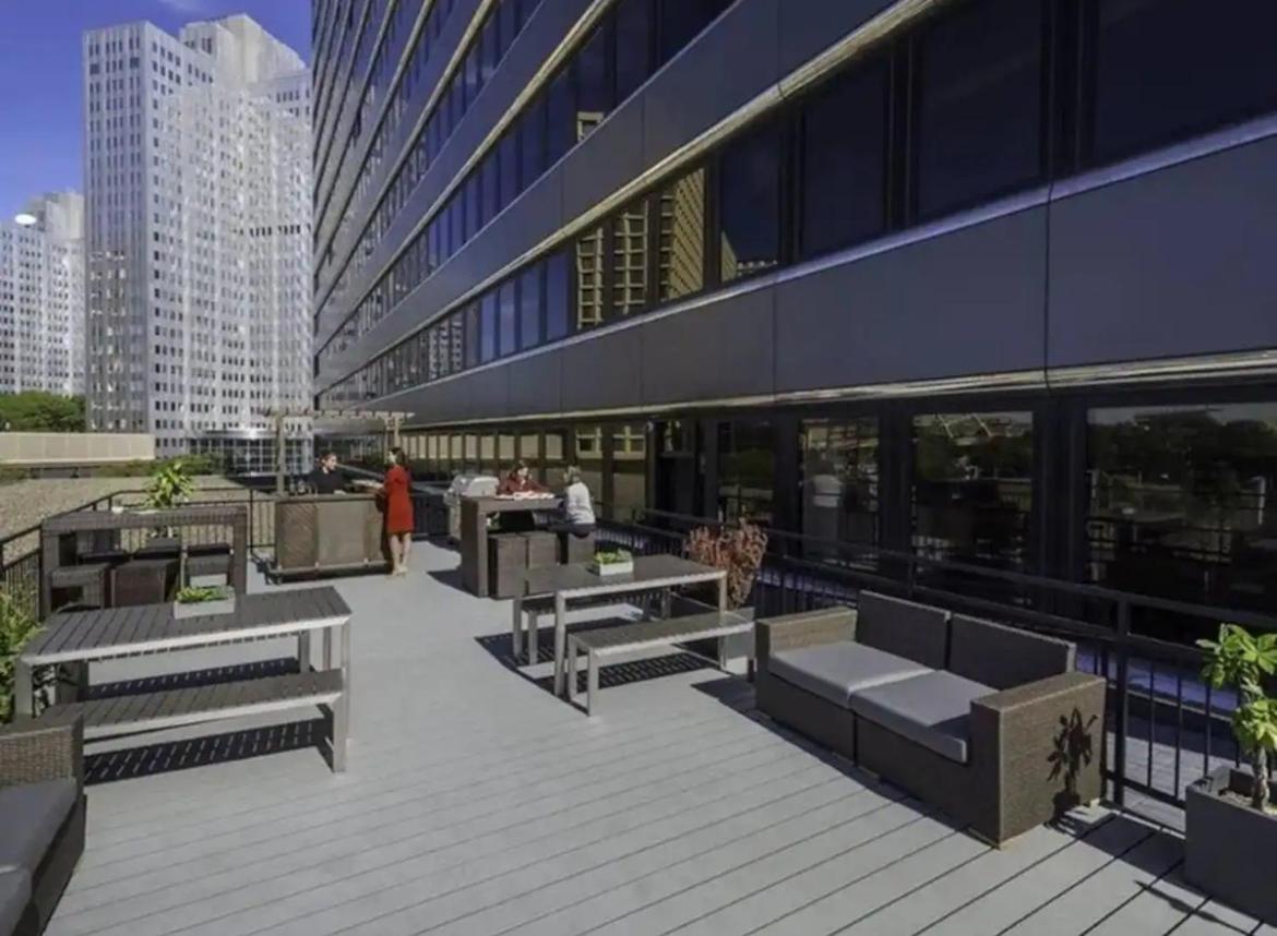 Sky High Luxury - 10th Floor - PRIME LOCATION CITY VIEWS FAST WIFI 24-7 Gym Lounge Roku view 5