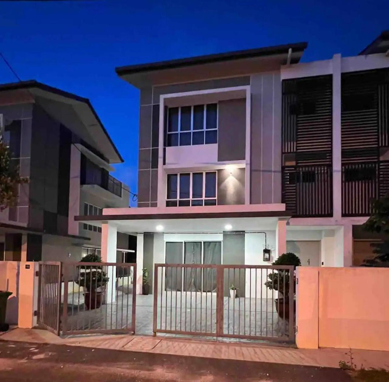 4BR Semi-D Kuala Selangor 20 Guests Big Yard photo 2