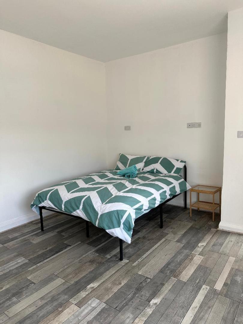 Shakespeare House 6 bedroom 10 beds stay up to 14 people