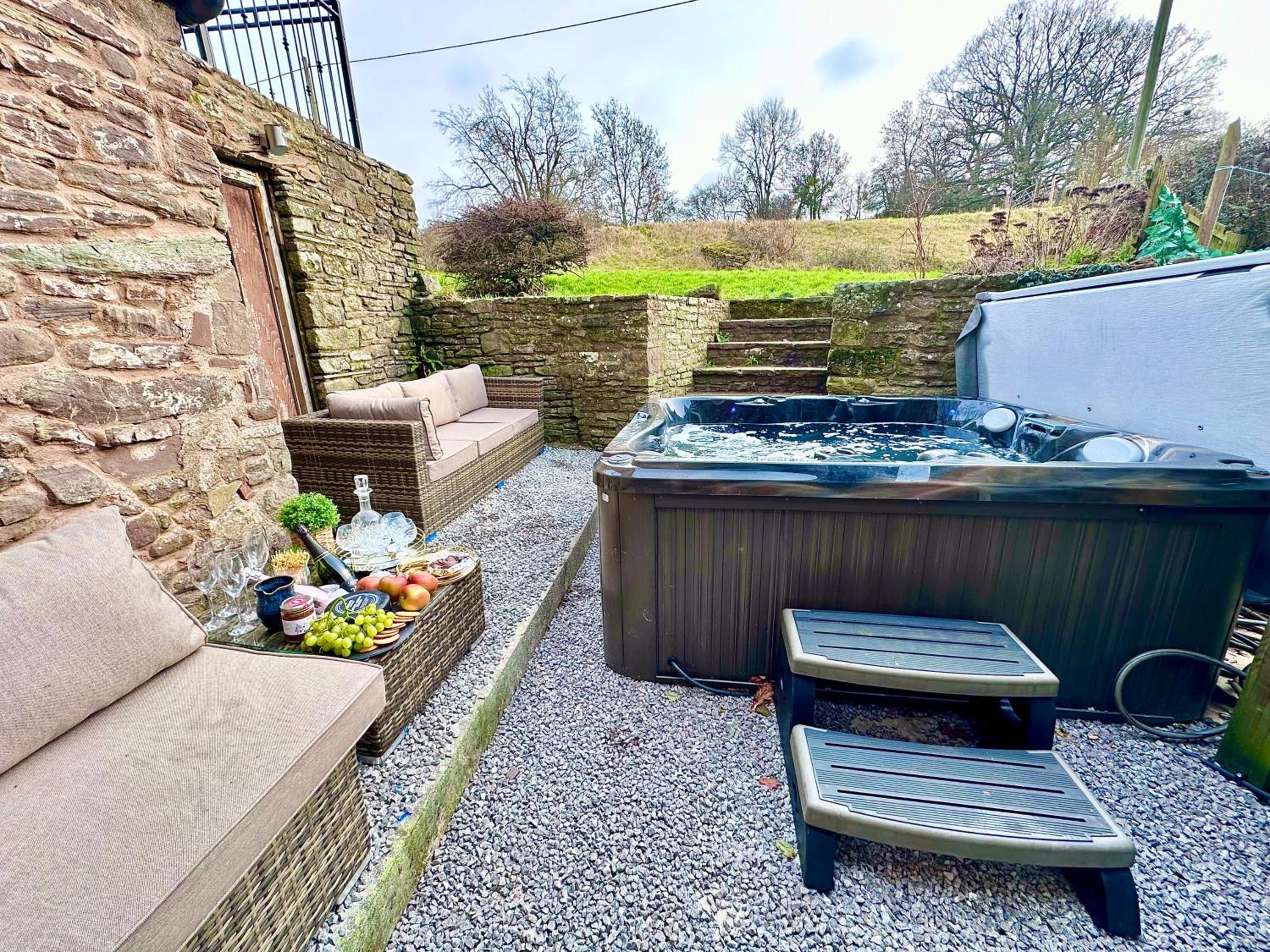 16th Century Farm House,6 Beds,5 BATHROOMS,SLEEPS 15,BBQ,HOT TUB,CINEMA ROOM WITH SURROUND SOUND,With Cymru Holidays view 4