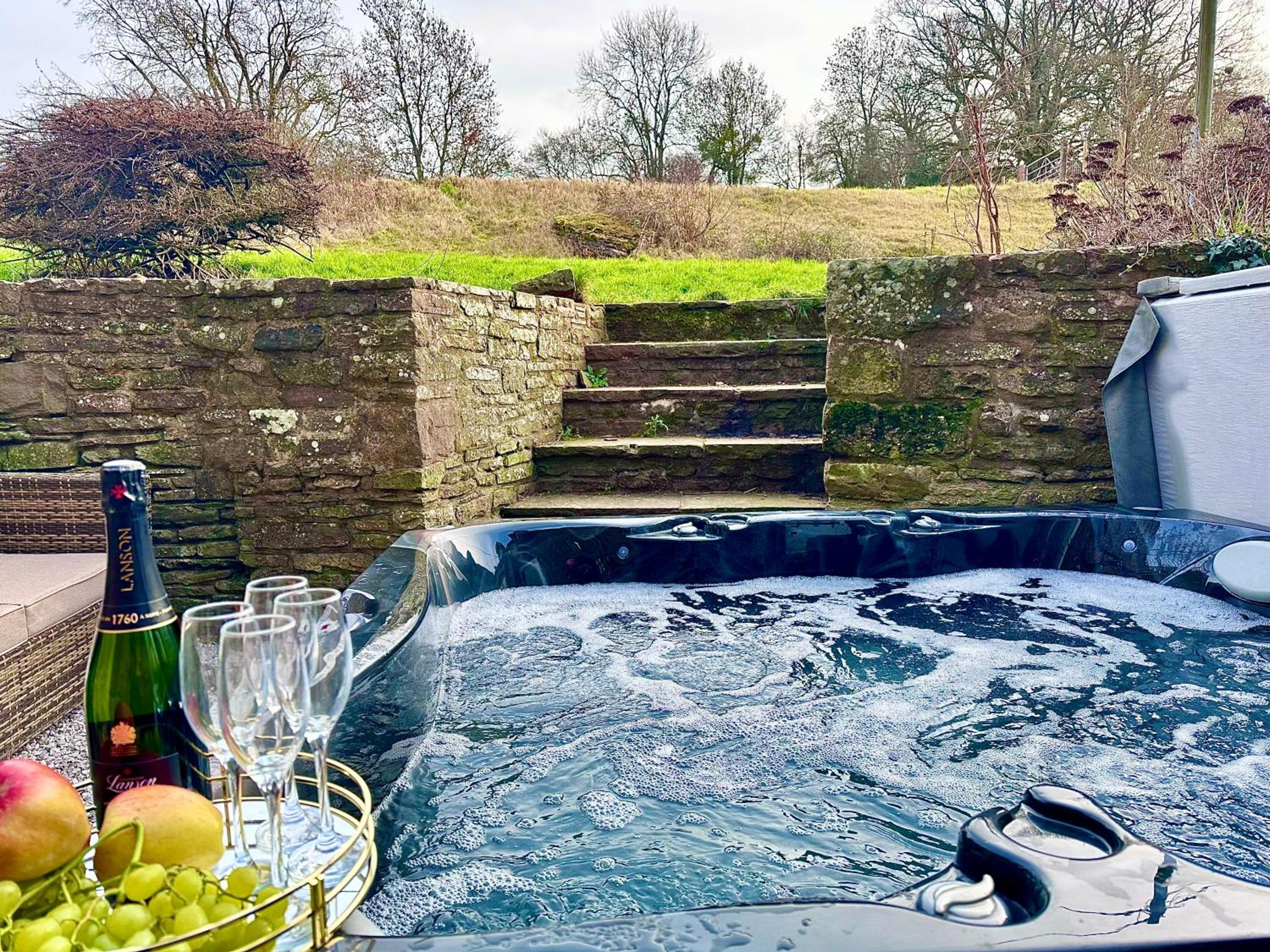 16th Century Farm House,6 Beds,5 BATHROOMS,SLEEPS 15,BBQ,HOT TUB,CINEMA ROOM WITH SURROUND SOUND,With Cymru Holidays view 2