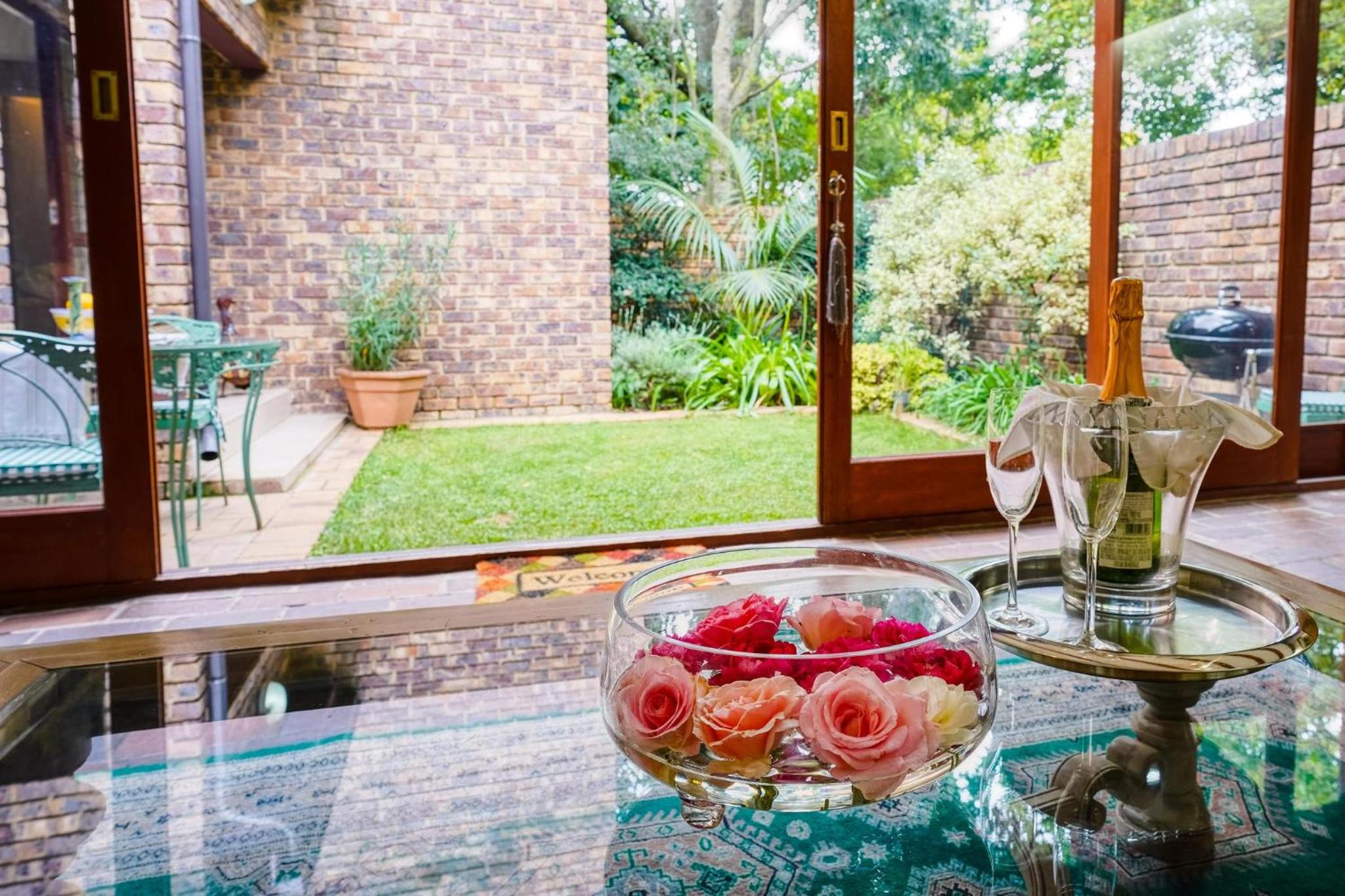 Villa Ray Back-up power 2-bed luxury unit close Sandton City