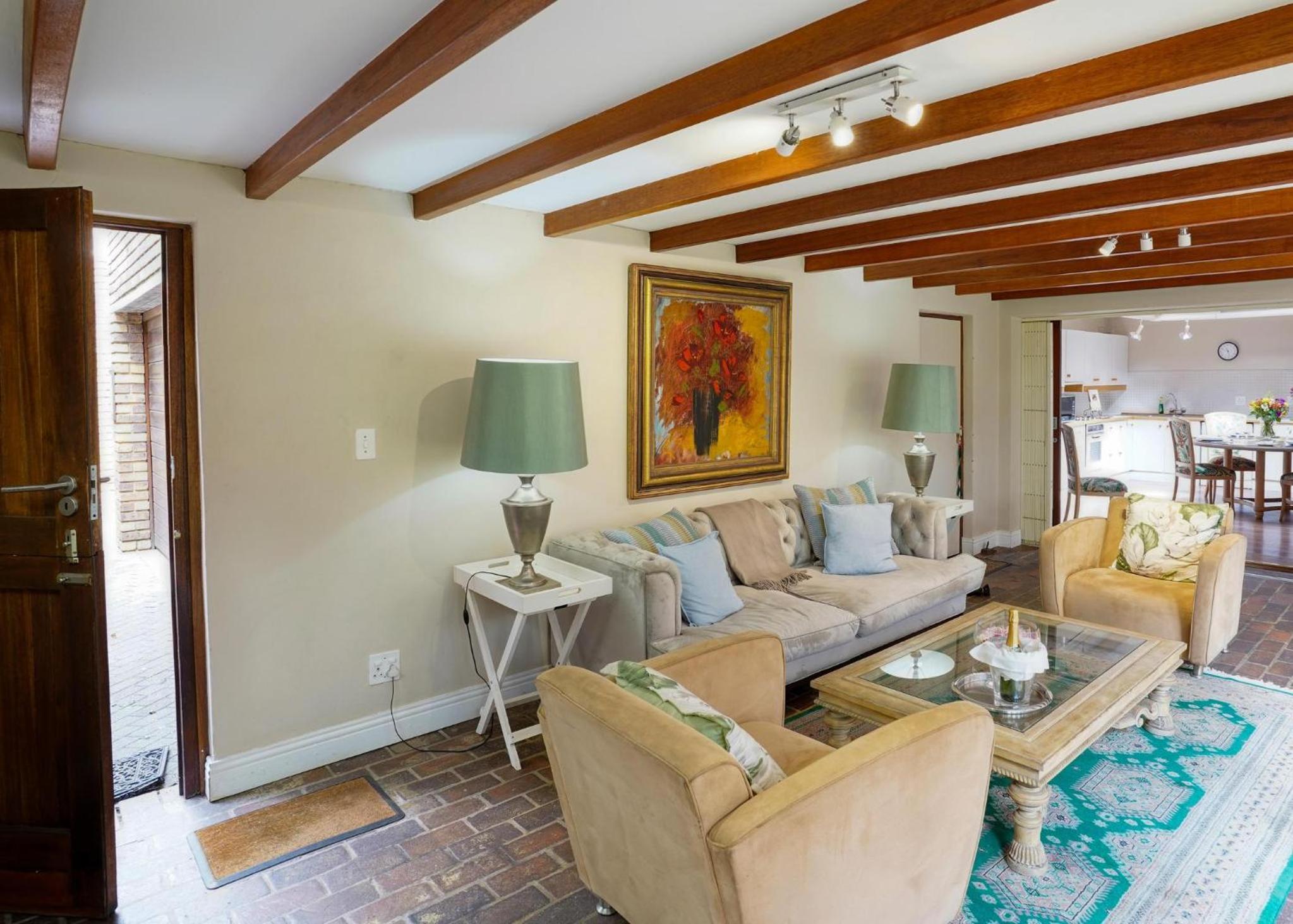 Villa Ray Back-up power 2-bed luxury unit close Sandton City