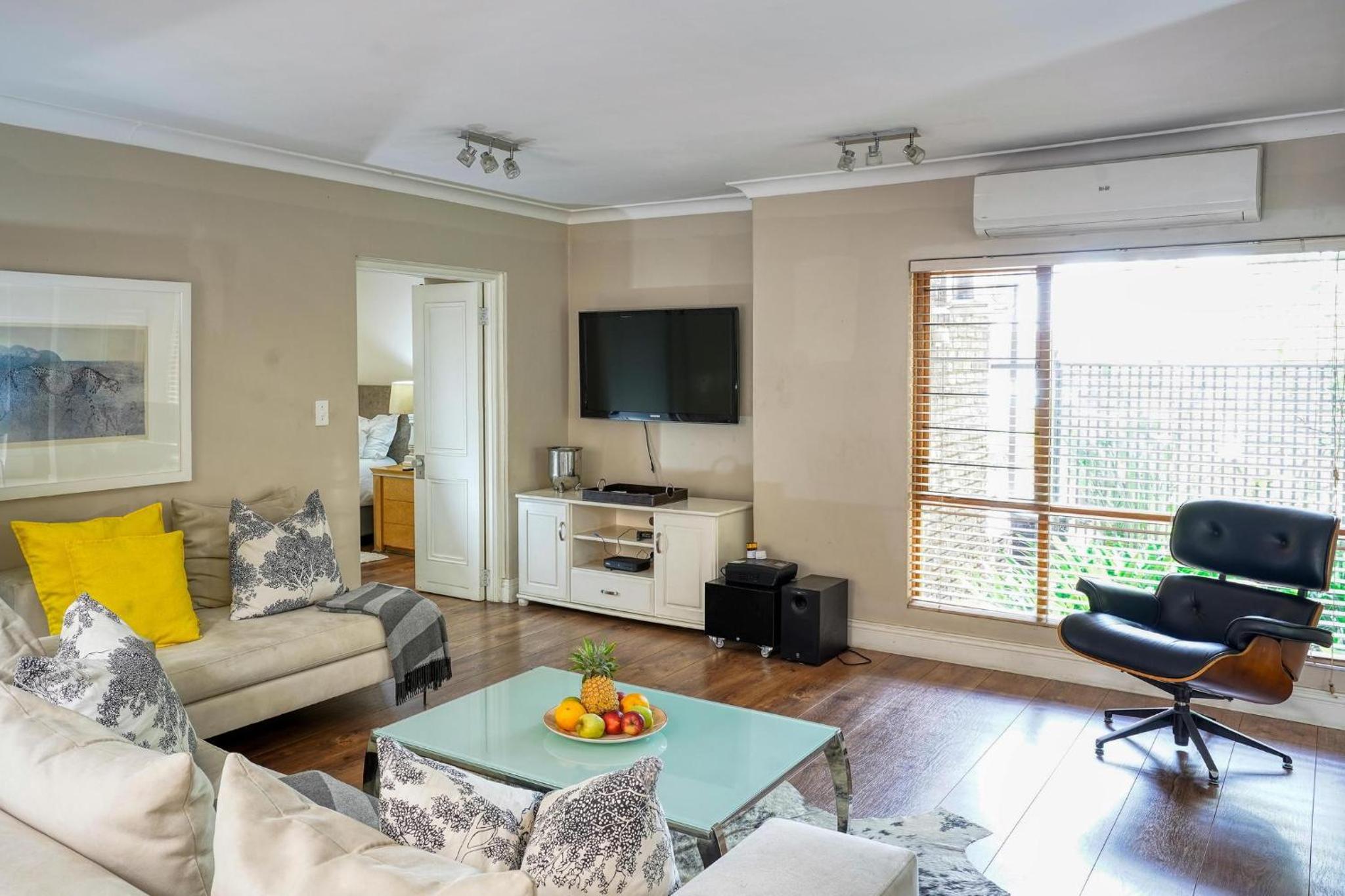 Villa Ray Back-up power 2-bed luxury unit close Sandton City