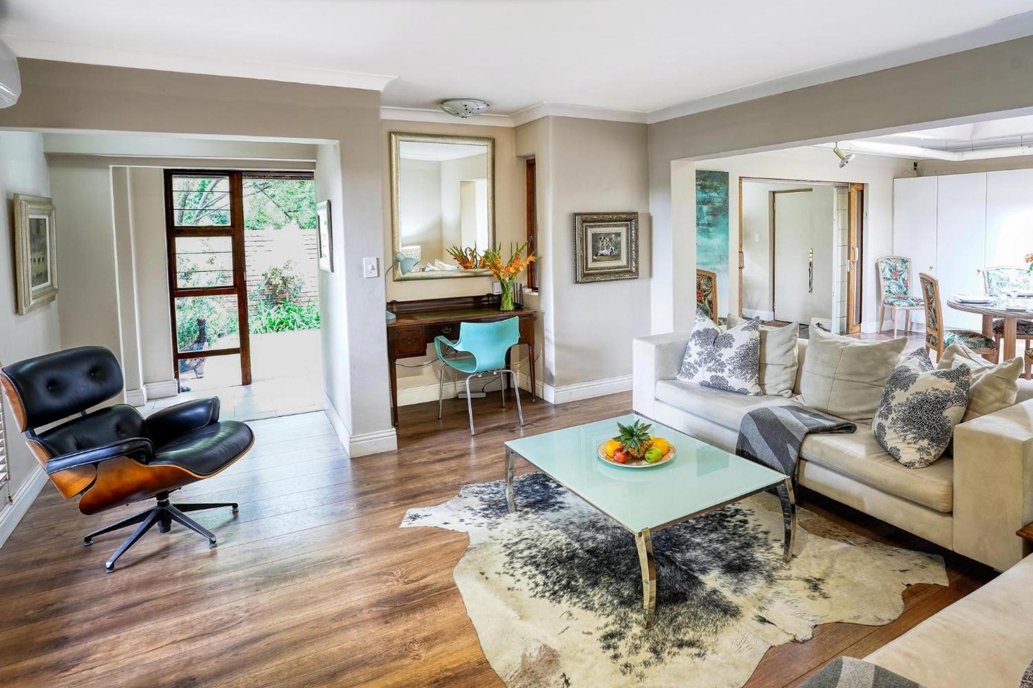Villa Ray Back-up power 2-bed luxury unit close Sandton City