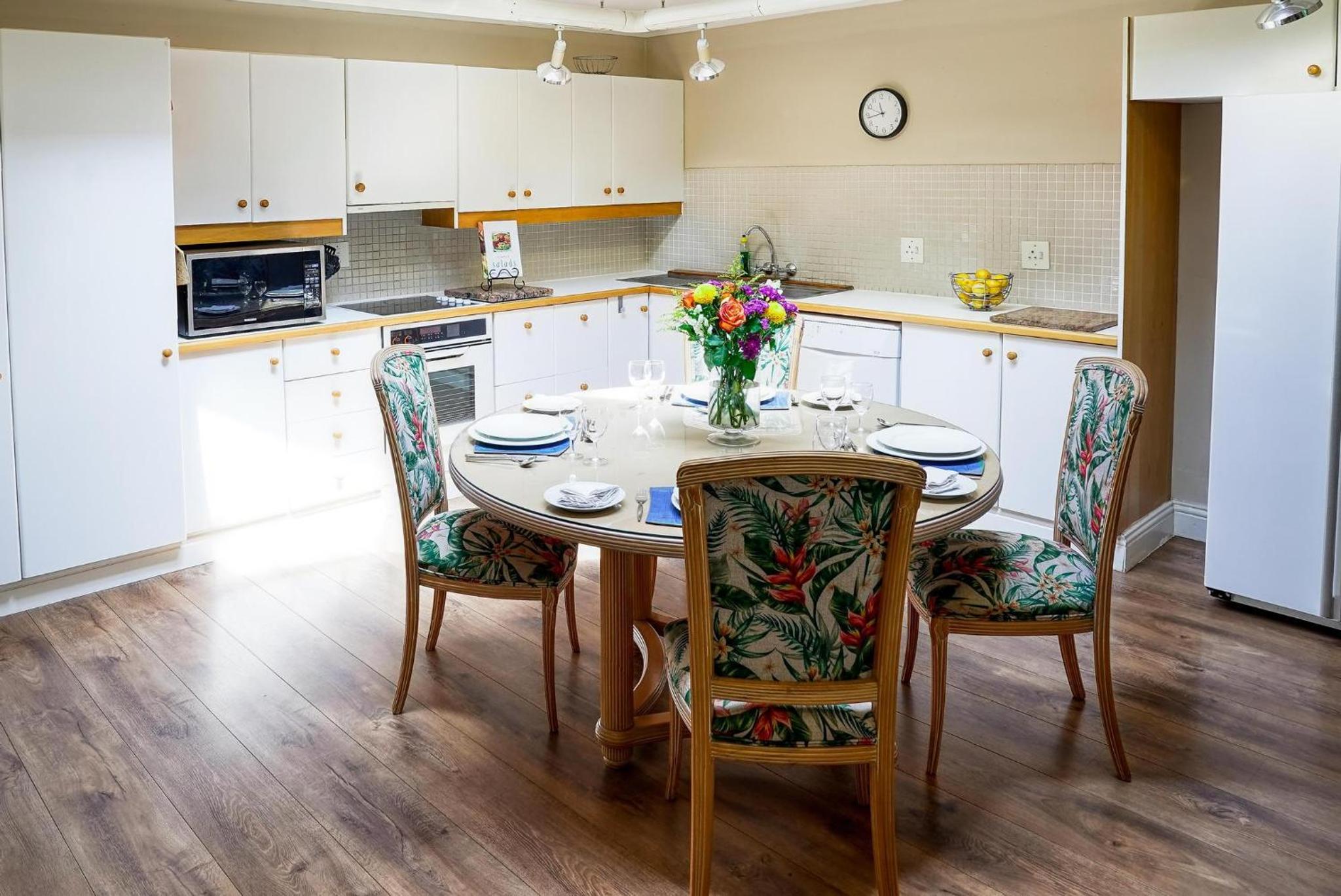 Villa Ray Back-up power 2-bed luxury unit close Sandton City
