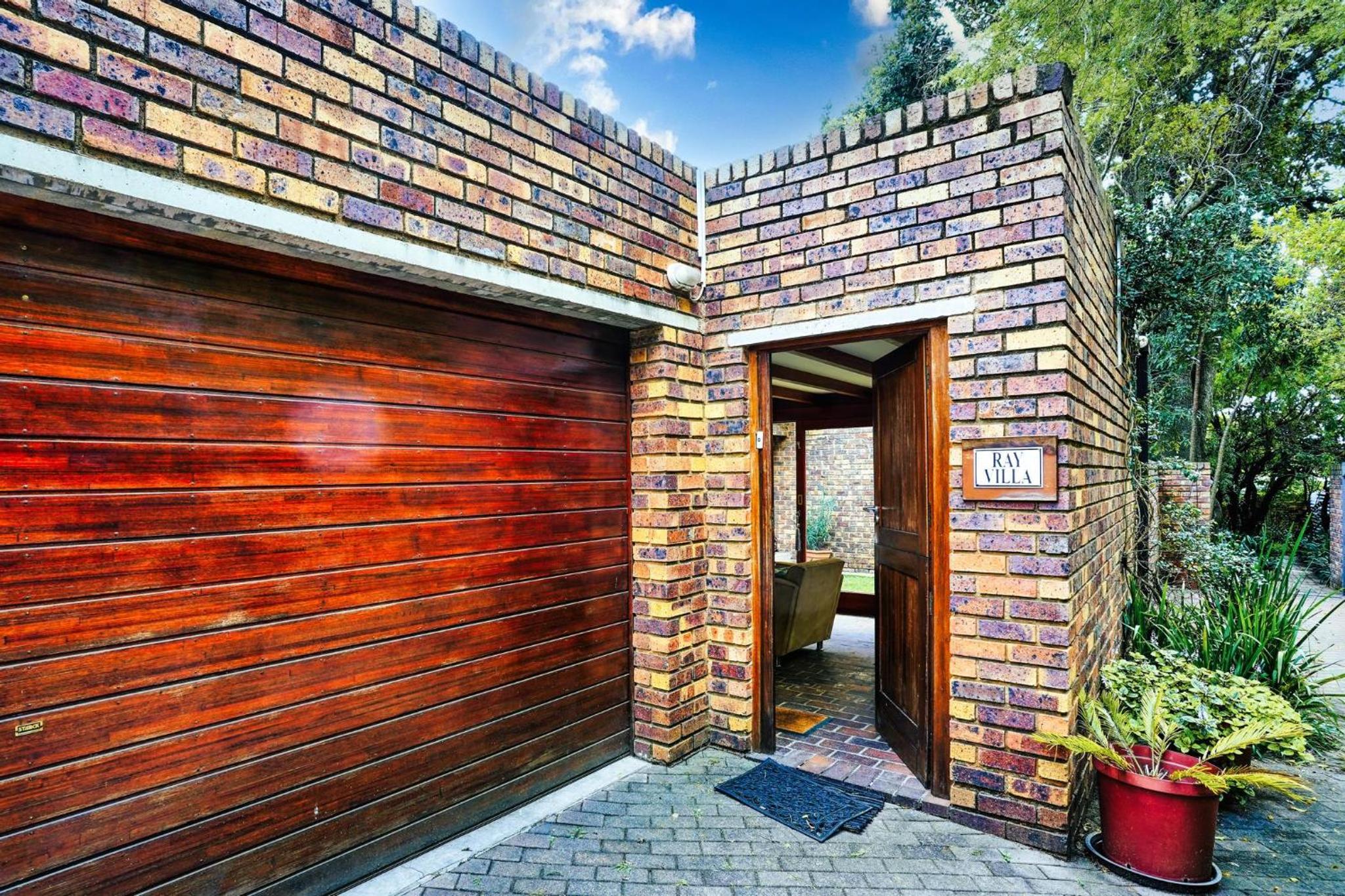 Villa Ray Back-up power 2-bed luxury unit close Sandton City