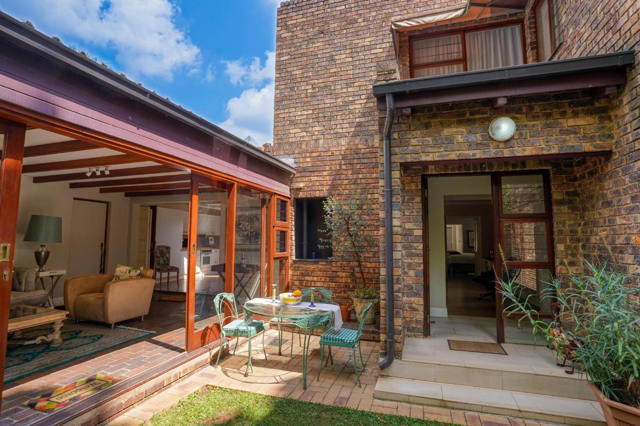 Villa Ray Back-up power 2-bed luxury unit close Sandton City