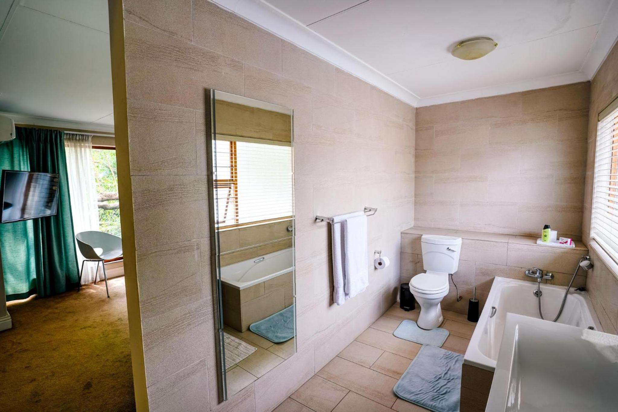 Villa Ray Back-up power 2-bed luxury unit close Sandton City