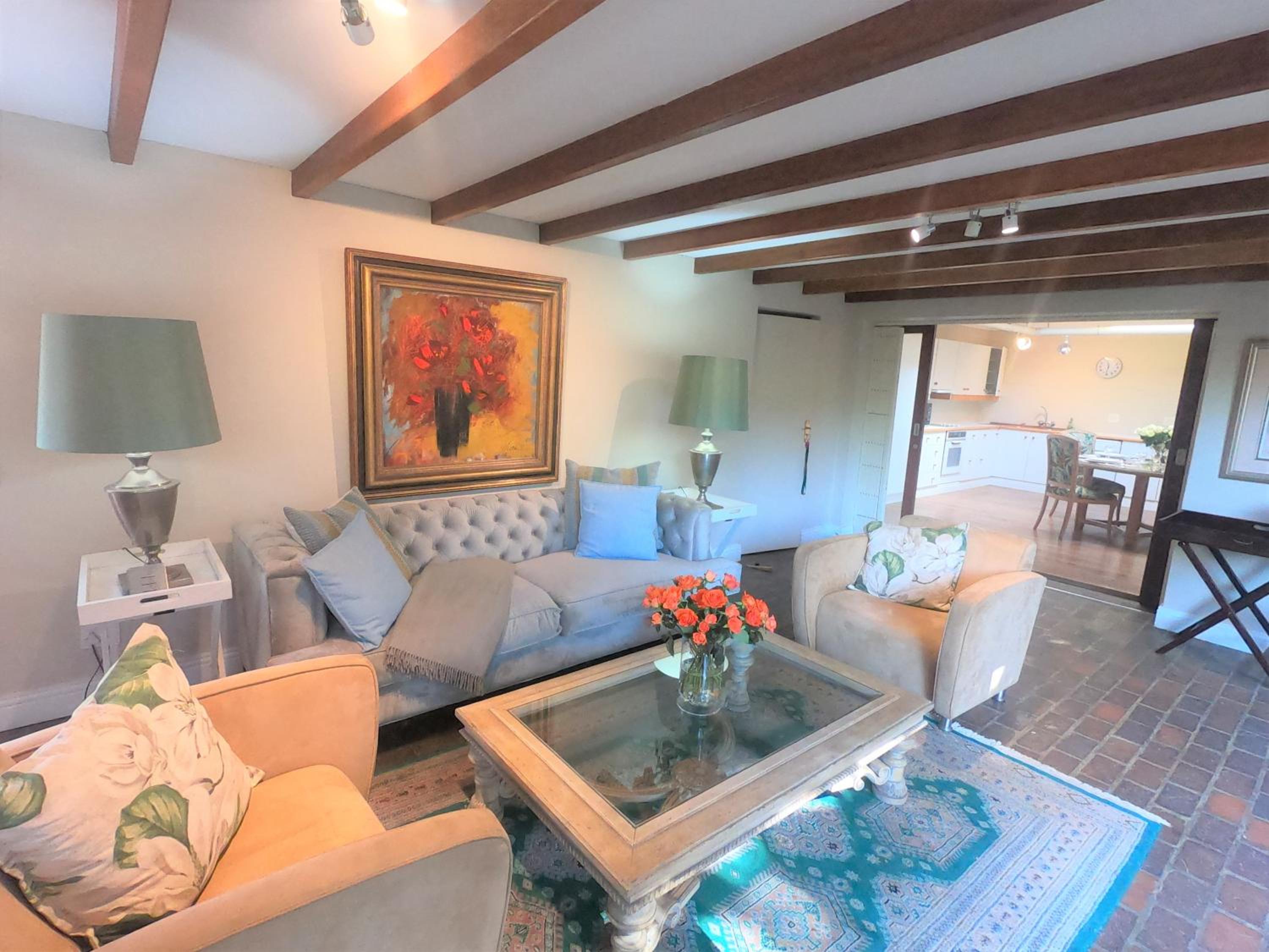 Villa Ray Back-up power 2-bed luxury unit close Sandton City