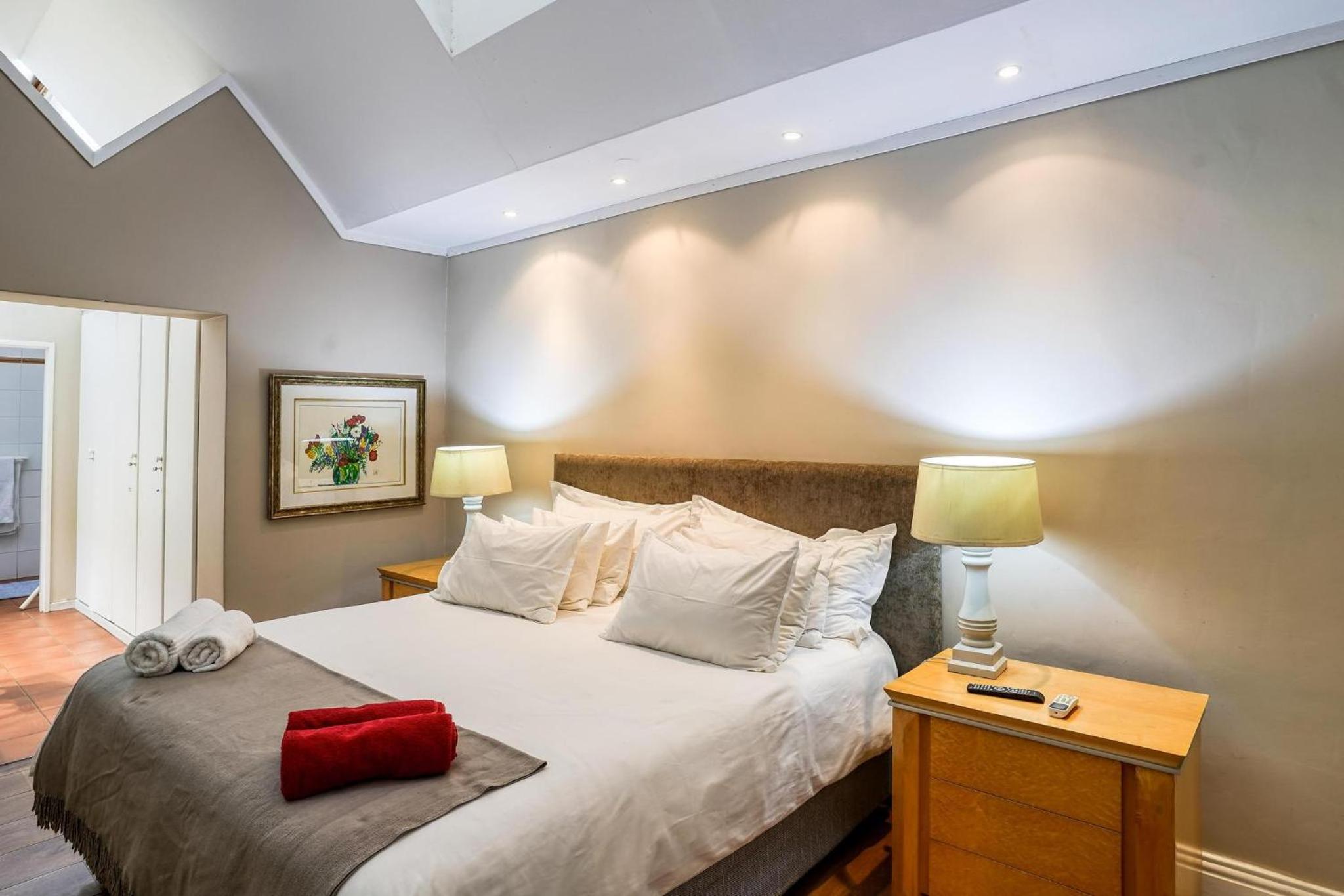 Villa Ray Back-up power 2-bed luxury unit close Sandton City