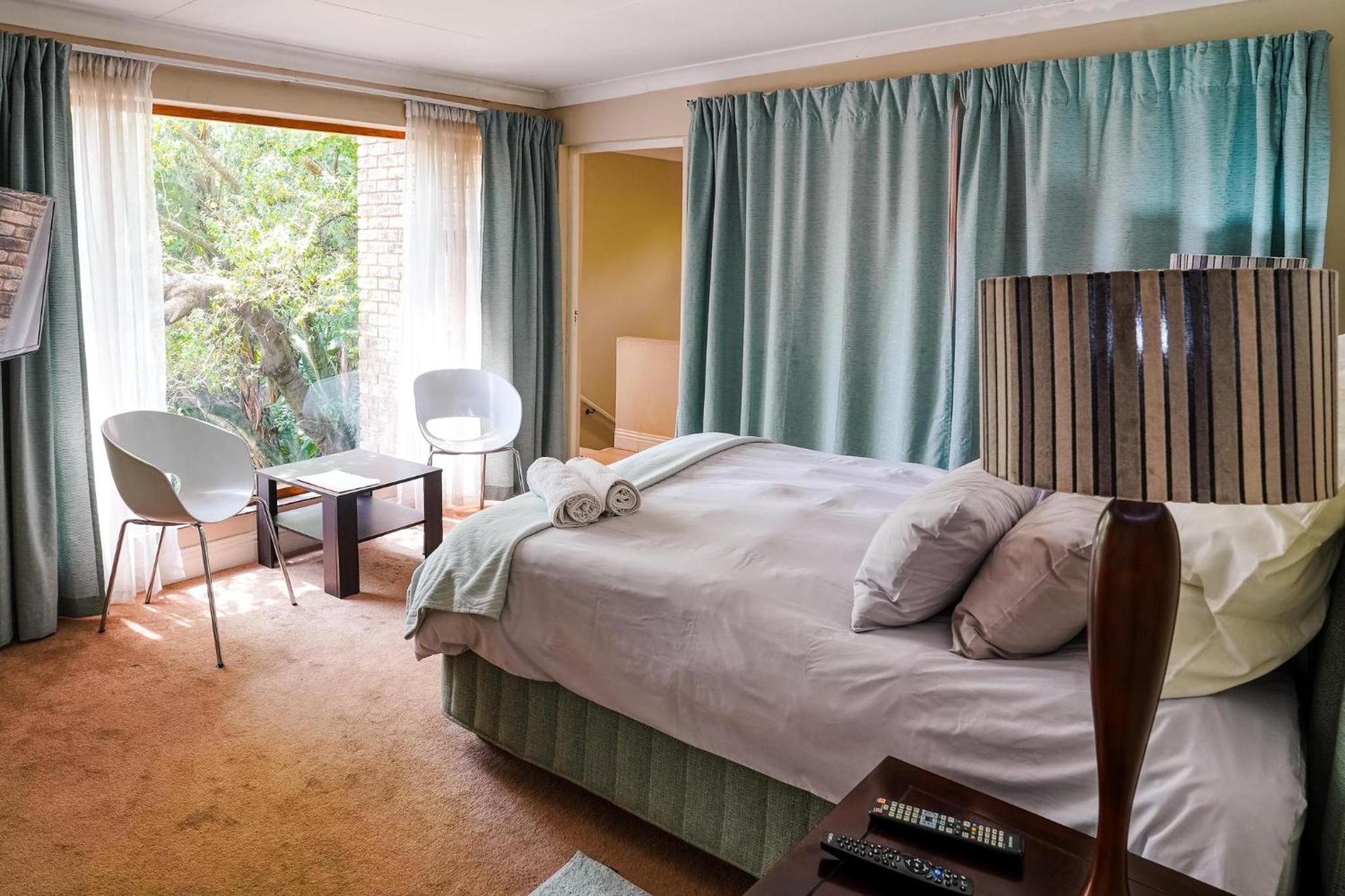 Villa Ray Back-up power 2-bed luxury unit close Sandton City