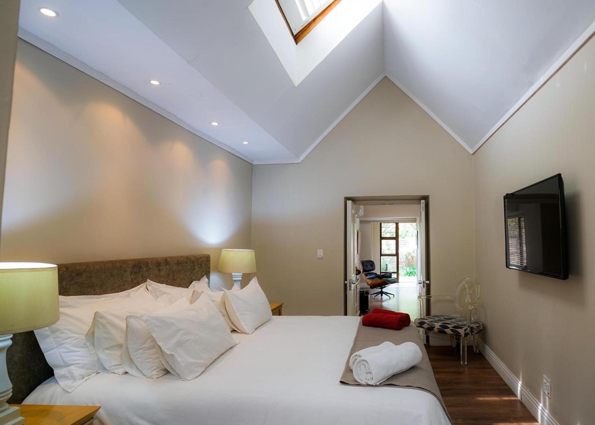 Villa Ray Back-up power 2-bed luxury unit close Sandton City