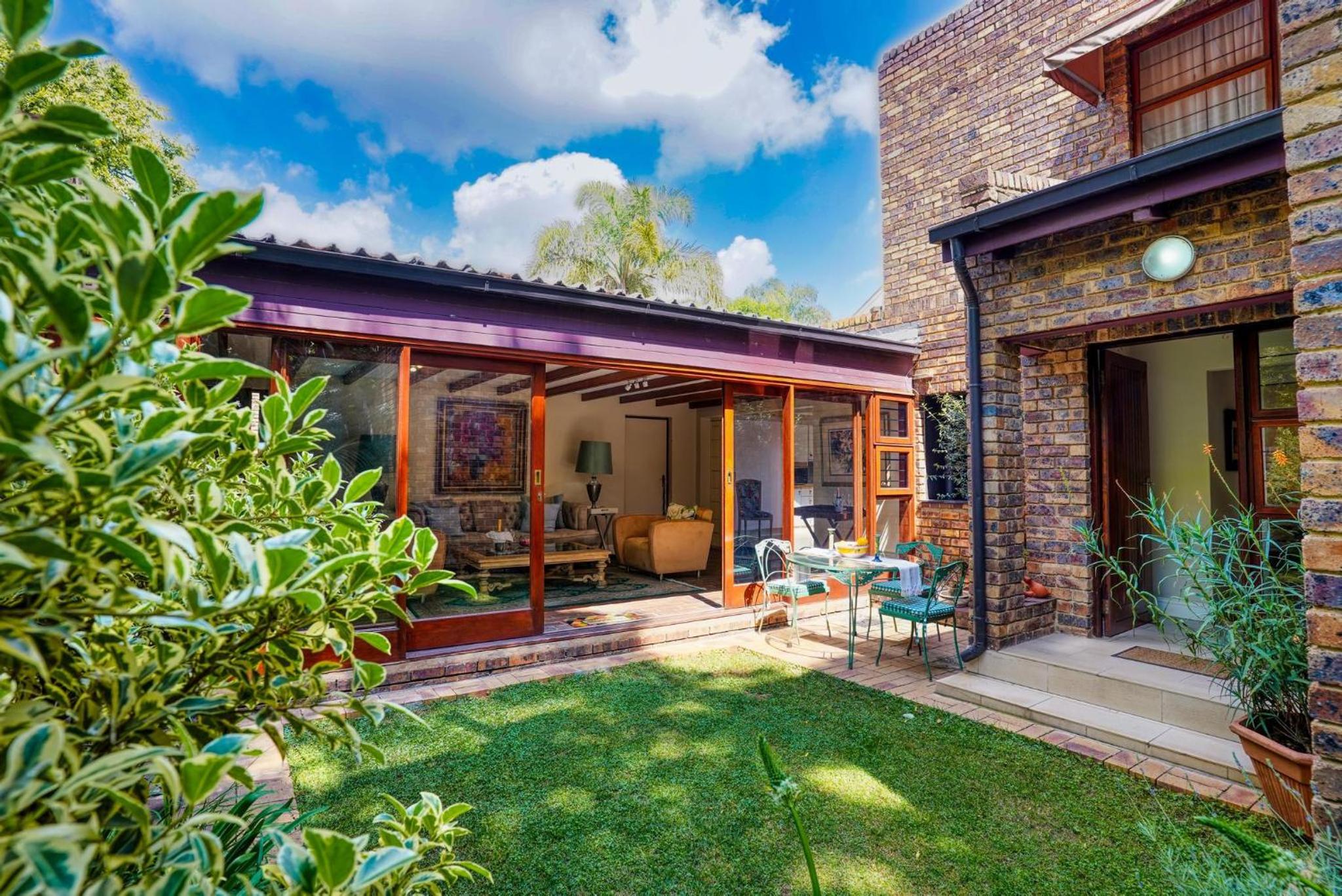 Villa Ray Back-up power 2-bed luxury unit close Sandton City