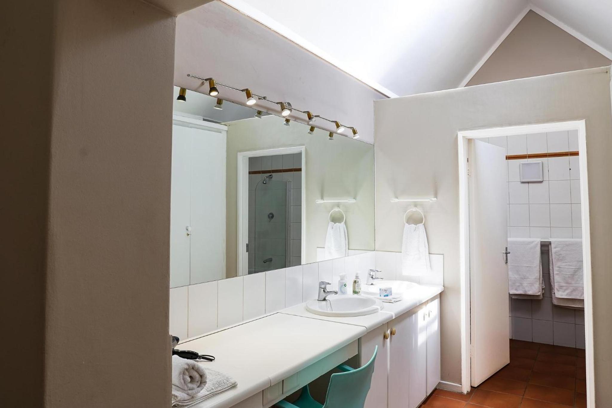 Villa Ray Back-up power 2-bed luxury unit close Sandton City
