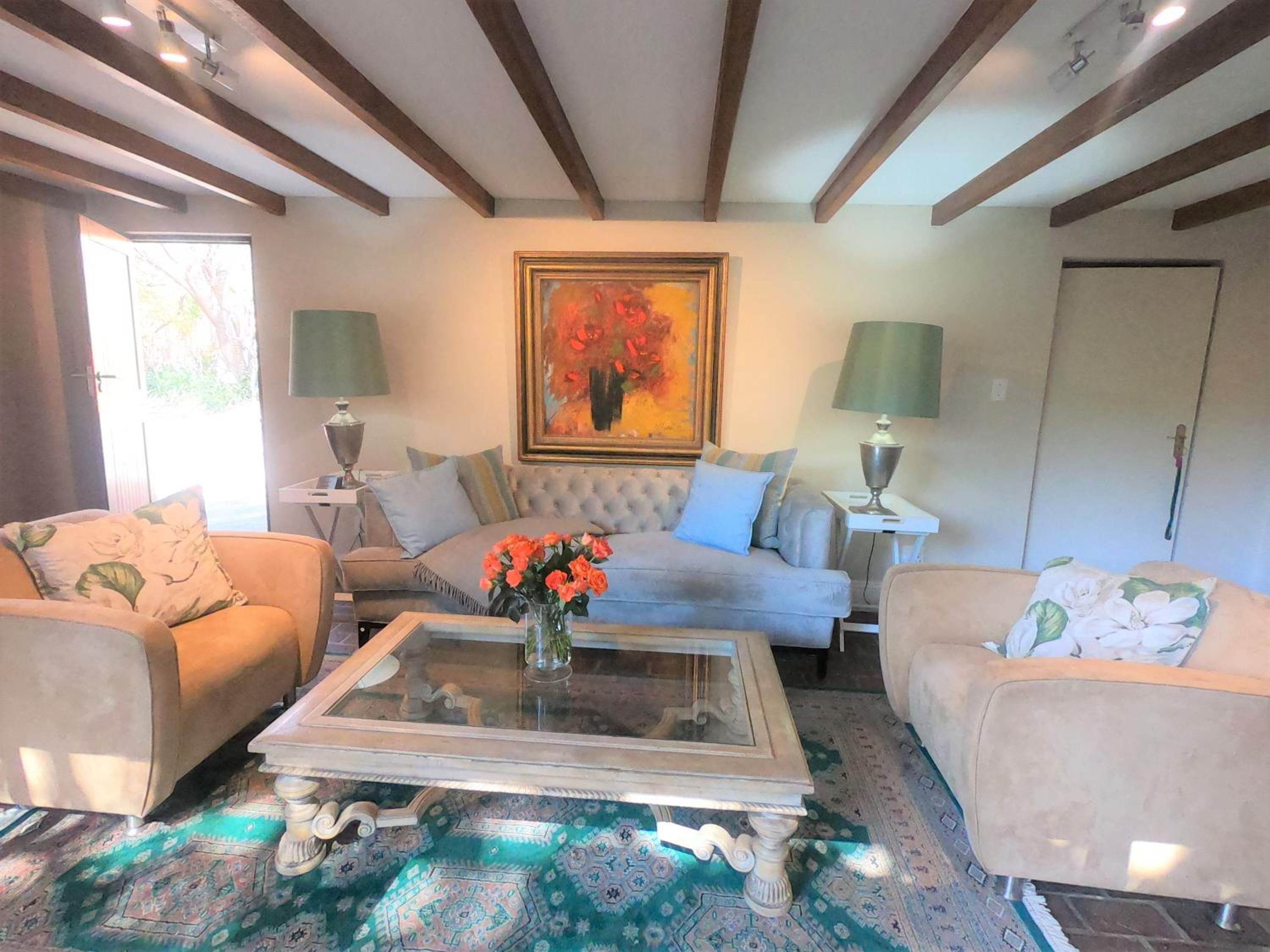 Villa Ray Back-up power 2-bed luxury unit close Sandton City