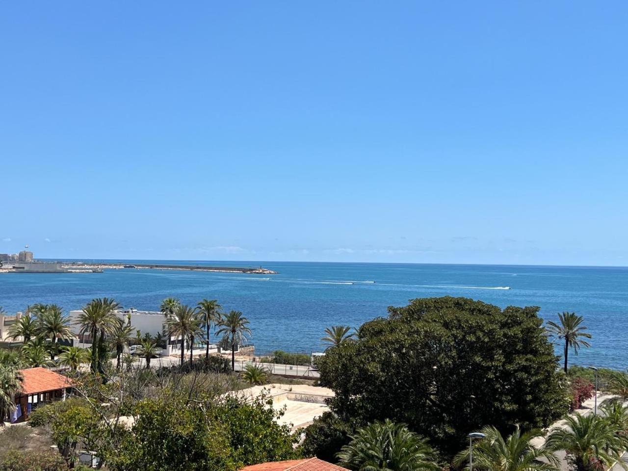 Beautiful sea view apartment close to beach with pool