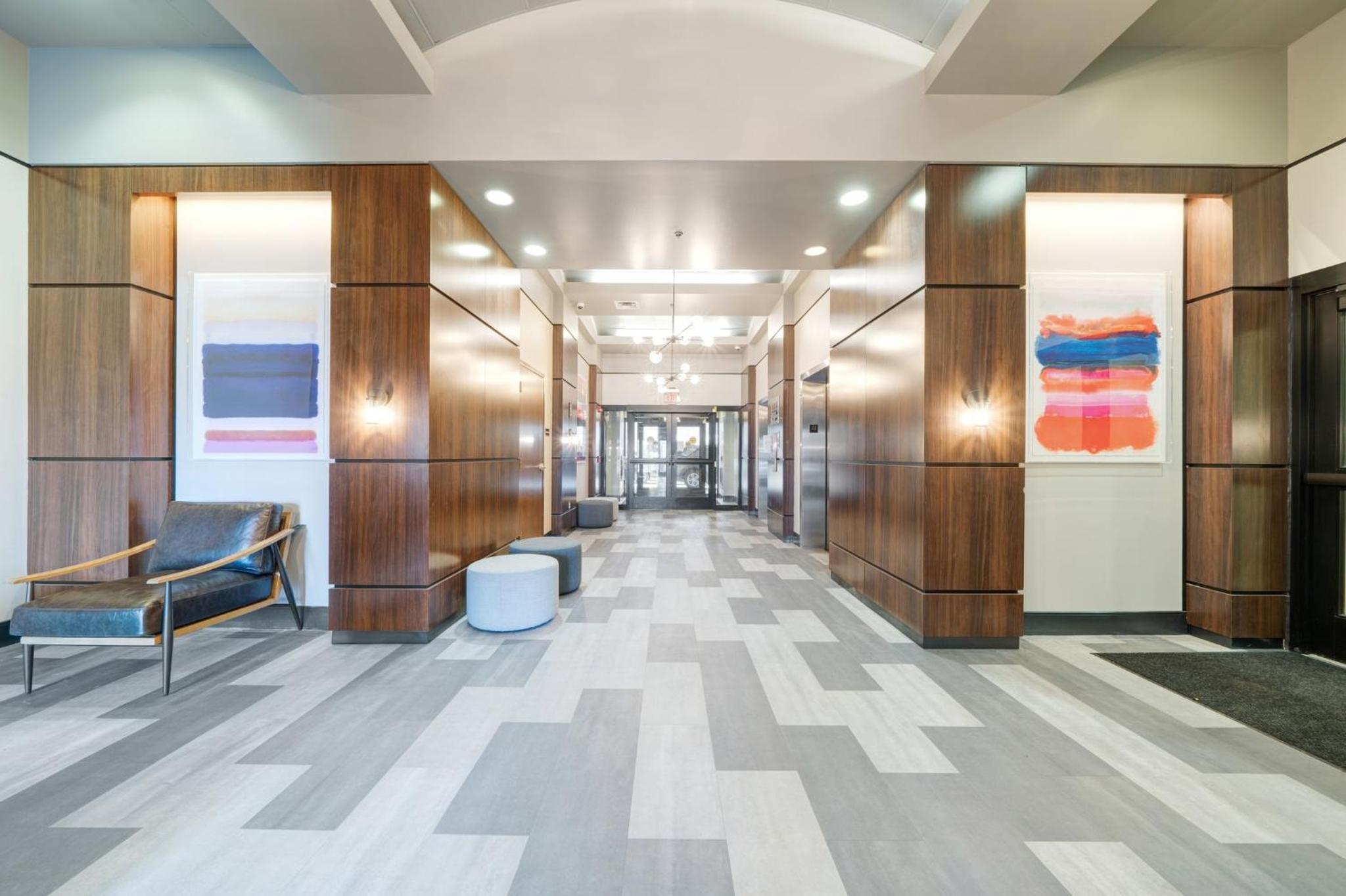 1B1B Modern Chic in DT Pittsburgh 24-7 Valet Gym Lounge Roku 3