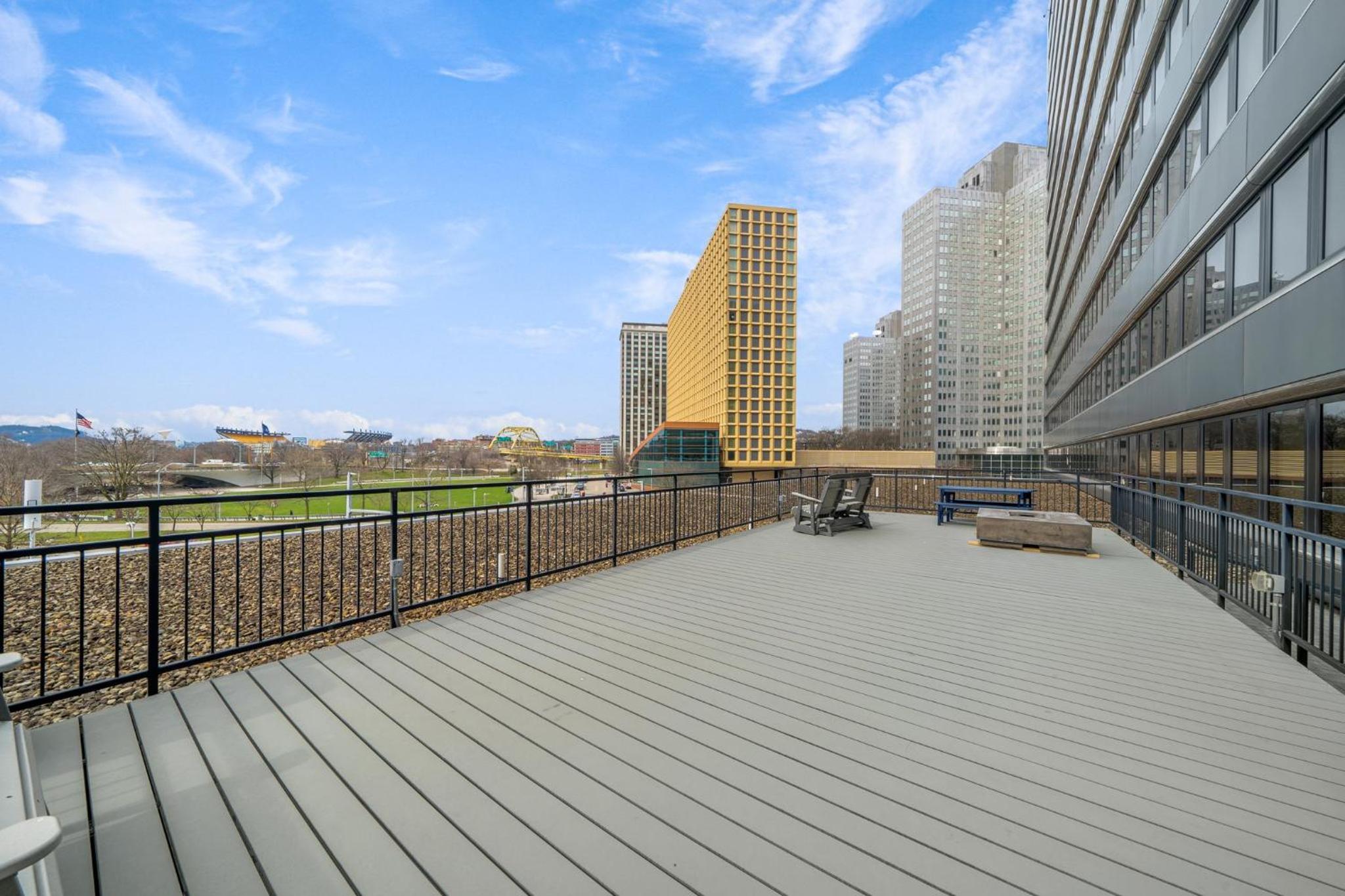 1B1B Modern Chic in DT Pittsburgh 24-7 Valet Gym Lounge Roku 5