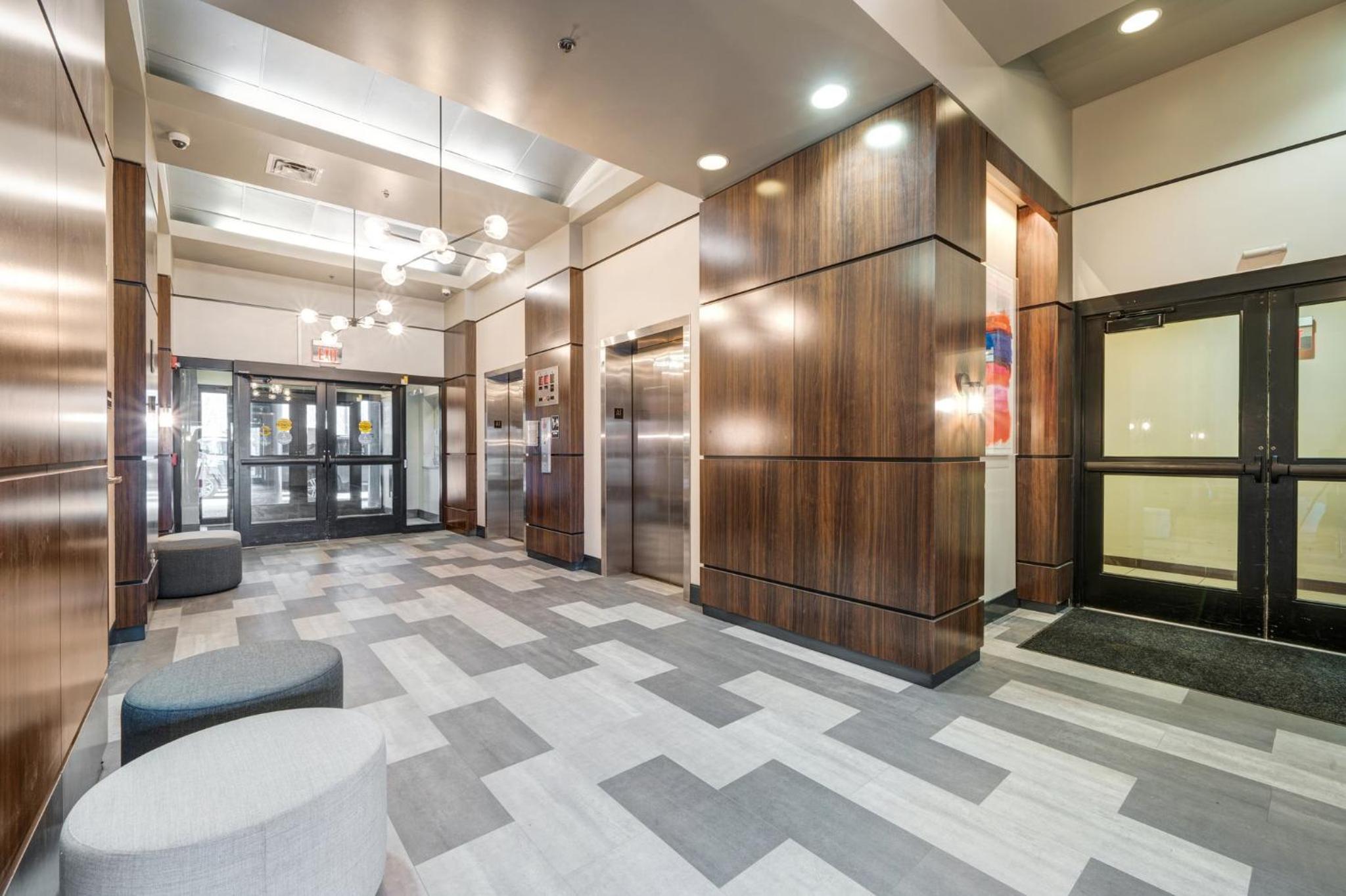 1B1B Modern Chic in DT Pittsburgh 24-7 Valet Gym Lounge Roku 2