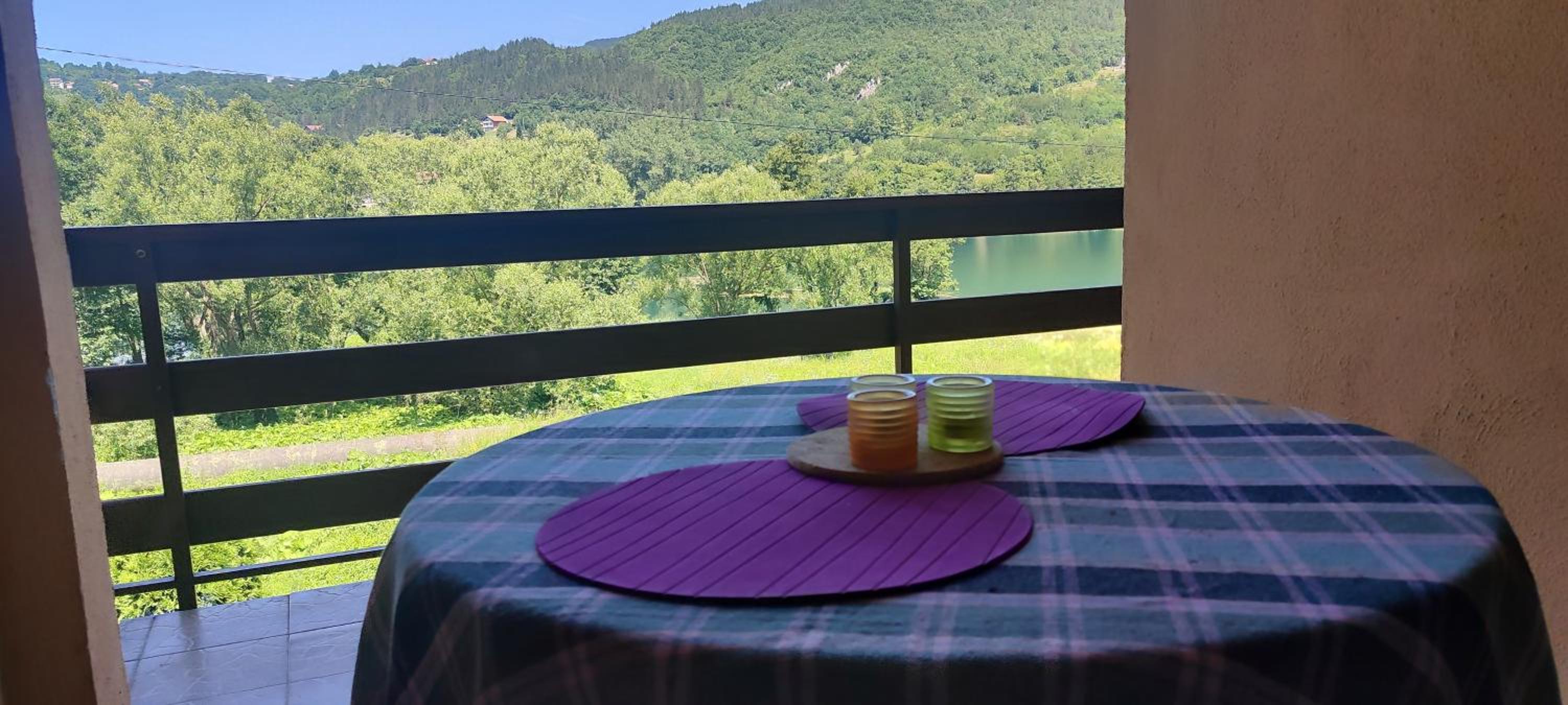 Lake House Ceric