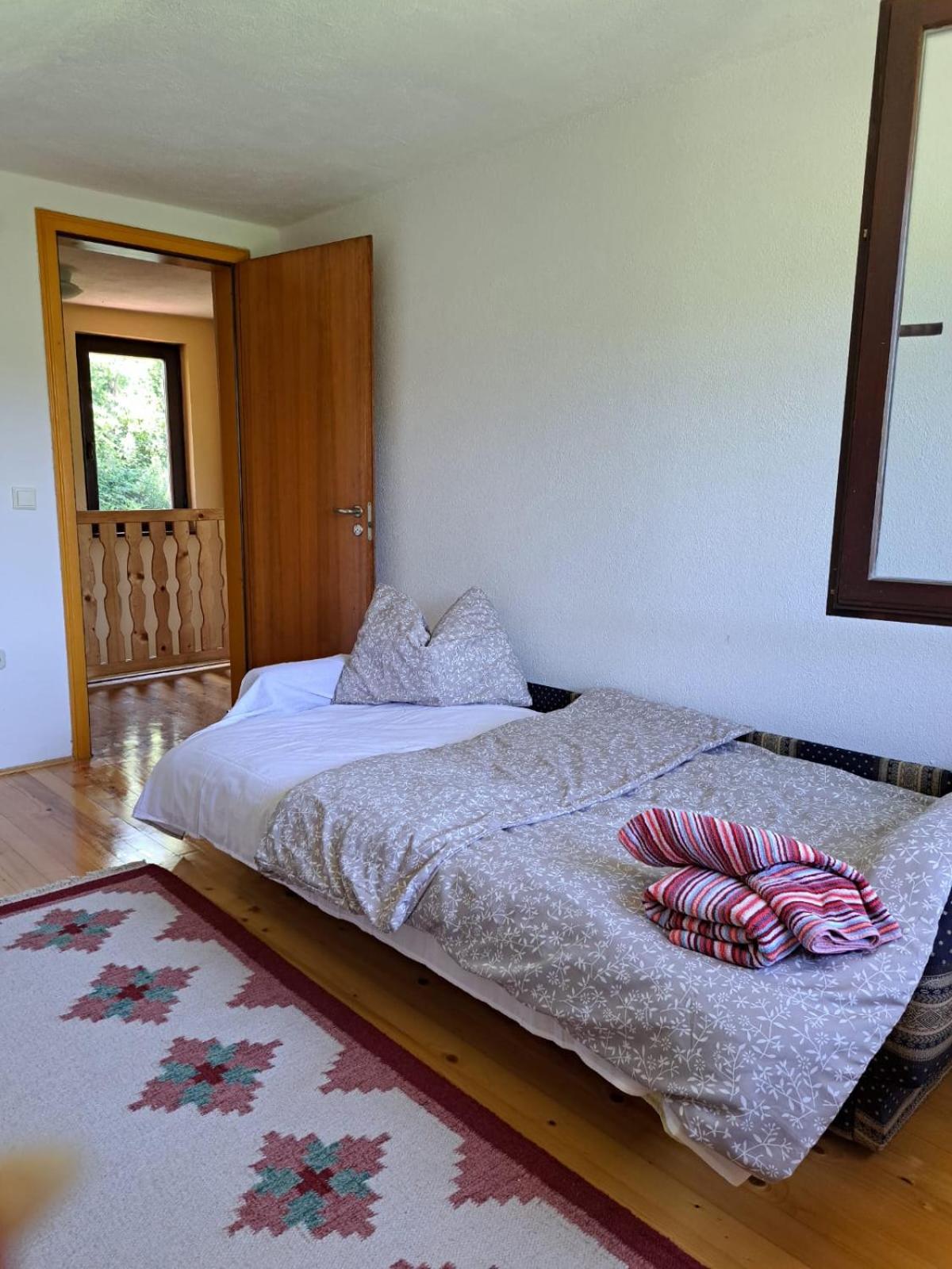 Lake House Ceric