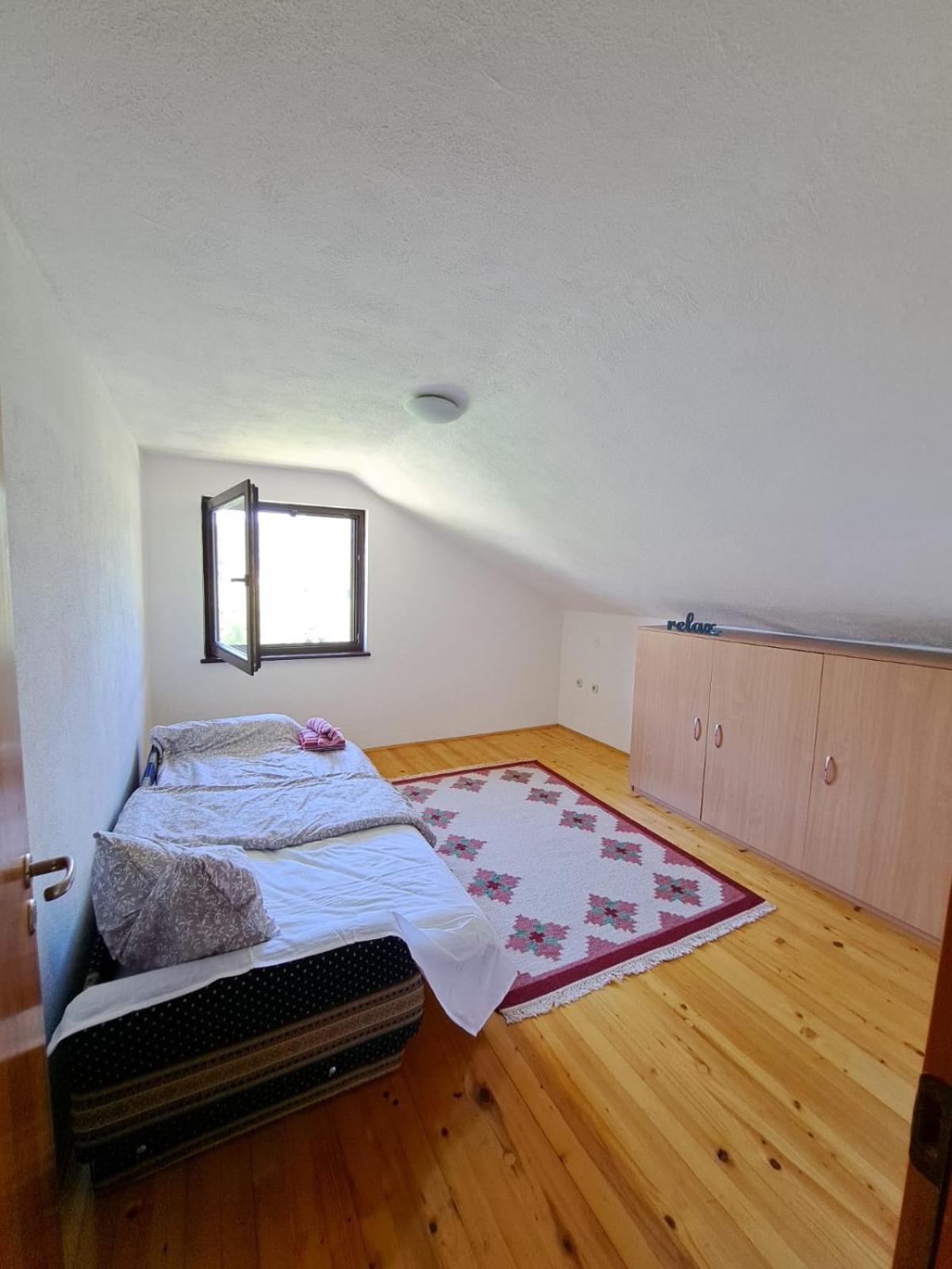 Lake House Ceric
