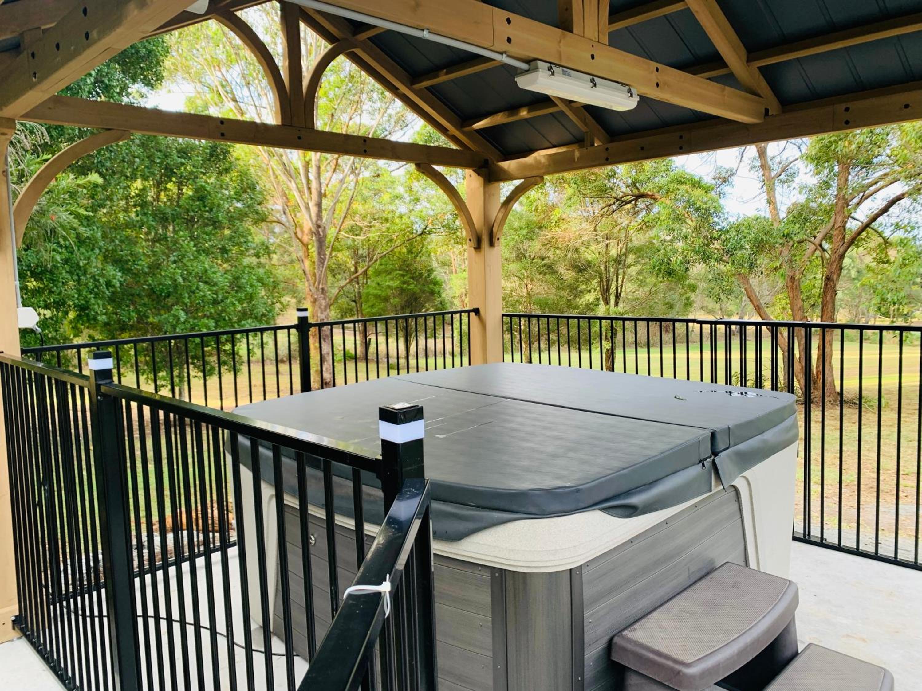 Gorgeous 3 bedroom raked ceiling cabin on the hill