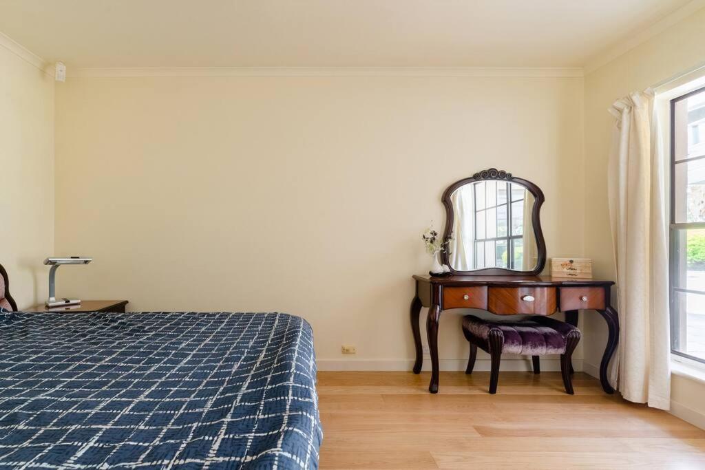 Peaceful 4-Bedroom Vineyard Retreat in Hahndorf