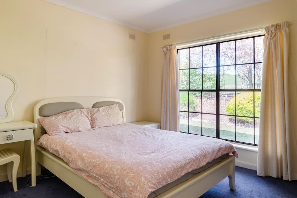 Peaceful 4-Bedroom Vineyard Retreat in Hahndorf