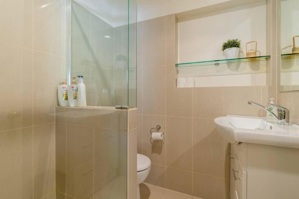 Peaceful 4-Bedroom Vineyard Retreat in Hahndorf