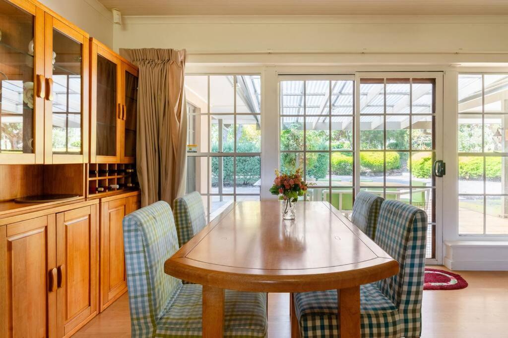 Peaceful 4-Bedroom Vineyard Retreat in Hahndorf