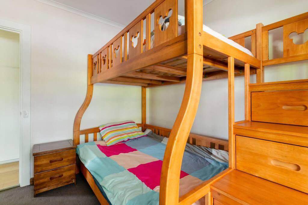 Peaceful 4-Bedroom Vineyard Retreat in Hahndorf