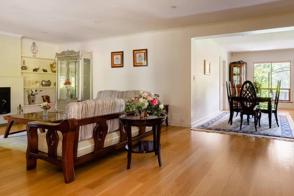 Peaceful 4-Bedroom Vineyard Retreat in Hahndorf