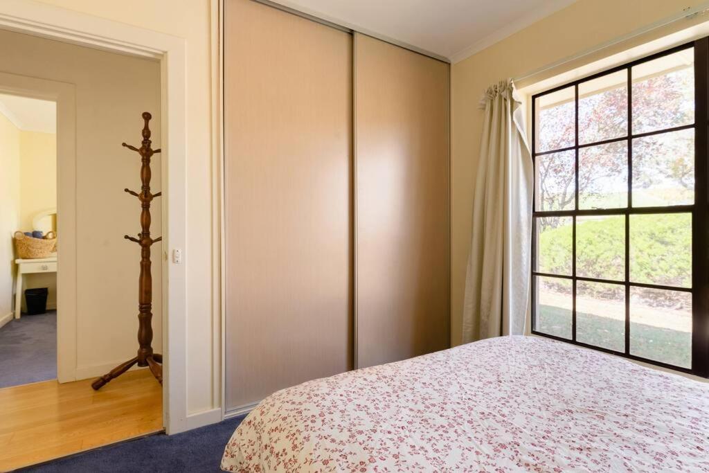 Peaceful 4-Bedroom Vineyard Retreat in Hahndorf