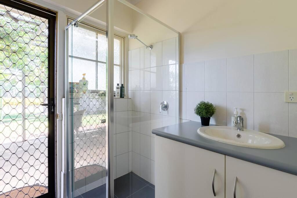 Peaceful 4-Bedroom Vineyard Retreat in Hahndorf