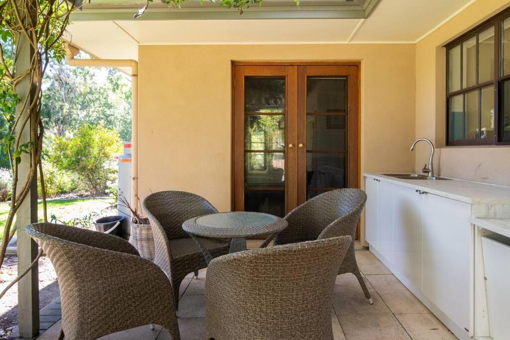 Peaceful 4-Bedroom Vineyard Retreat in Hahndorf
