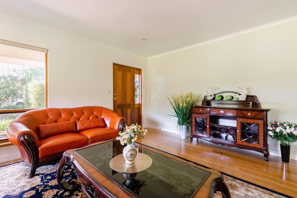 Peaceful 4-Bedroom Vineyard Retreat in Hahndorf