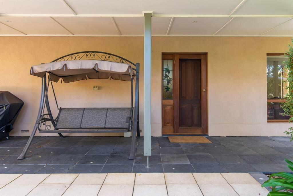 Peaceful 4-Bedroom Vineyard Retreat in Hahndorf