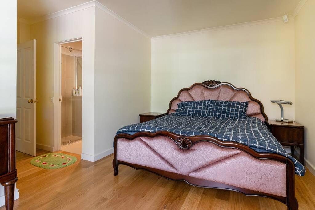 Peaceful 4-Bedroom Vineyard Retreat in Hahndorf
