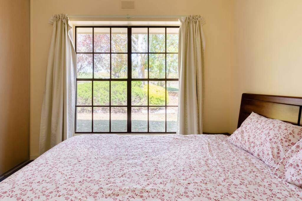 Peaceful 4-Bedroom Vineyard Retreat in Hahndorf