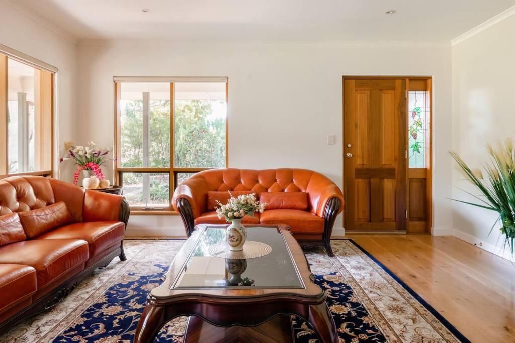 Peaceful 4-Bedroom Vineyard Retreat in Hahndorf
