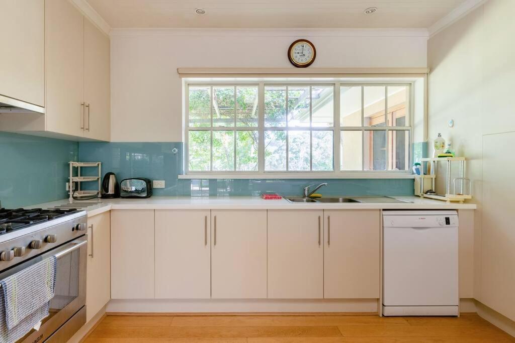 Peaceful 4-Bedroom Vineyard Retreat in Hahndorf